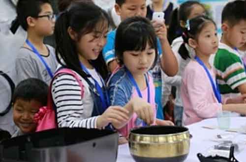 “美的生活电器家庭开放日”带领10后孩子寻找家乡的味道