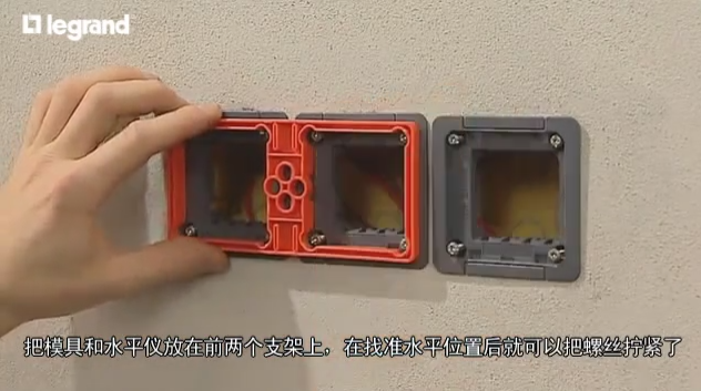 外国电工如何家装之开关插座并排安装过程