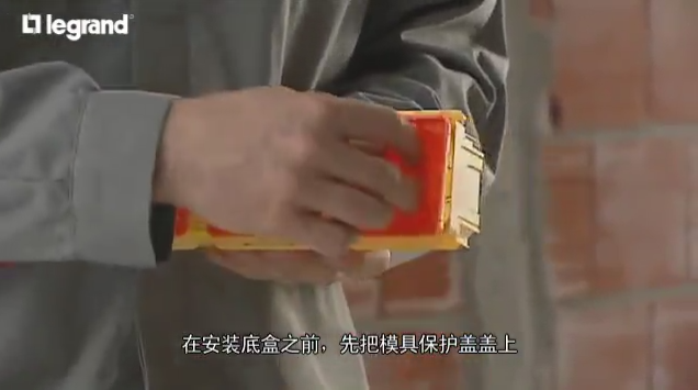 外国电工如何家装之开关插座并排安装过程