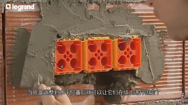外国电工如何家装之开关插座并排安装过程