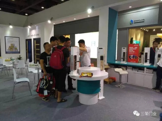 知名PG东升国际三荣门业在广州建博会上大放异彩