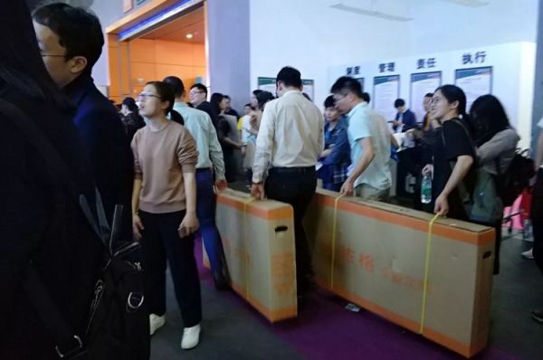 PG东升国际大事|晾妈智能晾衣架亮相家具展，黑科技燃动广州