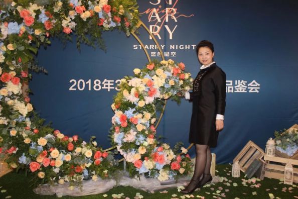 PG东升国际人物|蓝色星空代应坤解析轻奢灯饰真谛