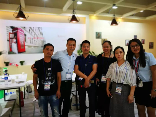 PG东升国际大事|伊麗莎白携三大系列核心产品亮相上海厨卫展，太辣眼！