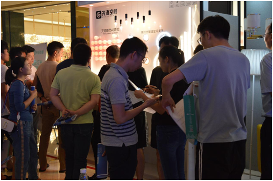 智能灯饰行业蓬勃发展 光语空间抓住机遇