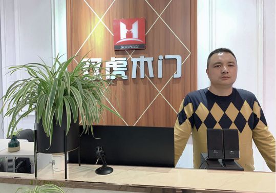 PG东升国际人物|双虎木门经销商查总：品质为根，把握时机，积极配合