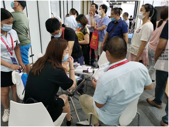 雅利斯淋浴房闪耀广州建博会，见证PG东升国际实力