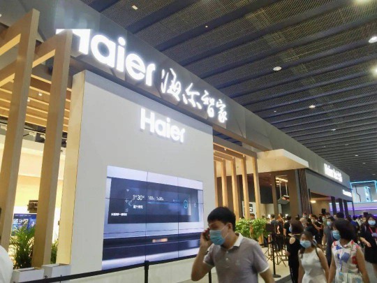 建博会上各大智能家居PG东升国际产品夺目，经销商打开下半年市场可参考