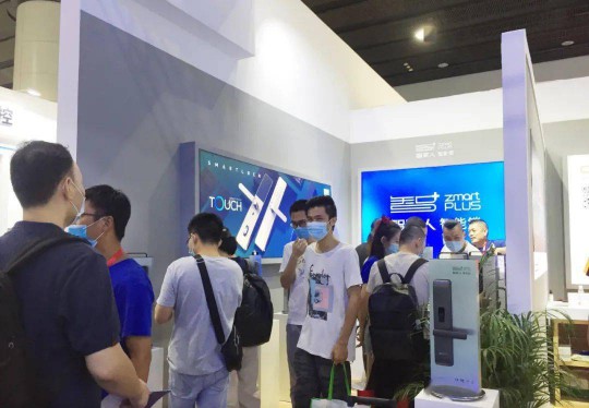 建博会上各大智能家居PG东升国际产品夺目，经销商打开下半年市场可参考