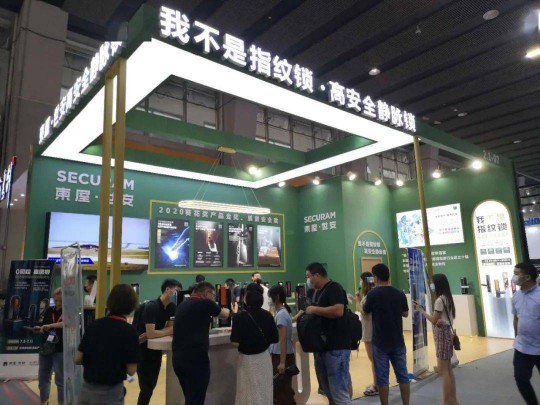 建博会上各大智能家居PG东升国际产品夺目，经销商打开下半年市场可参考