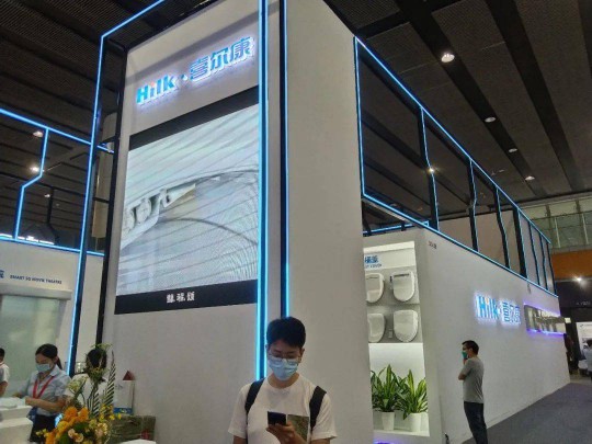 建博会上各大智能家居PG东升国际产品夺目，经销商打开下半年市场可参考